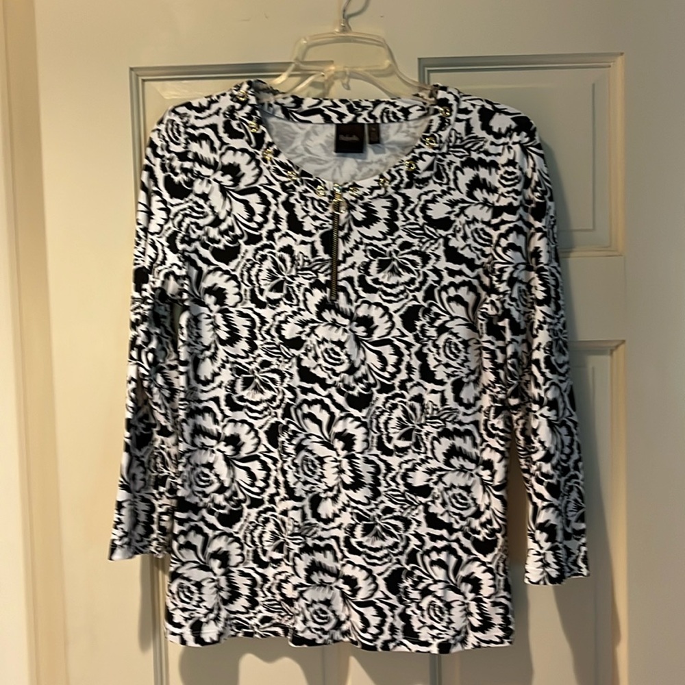 Woman’s Raphaella 3/4 sleeve top, M, cute black & white pattern, great cond!